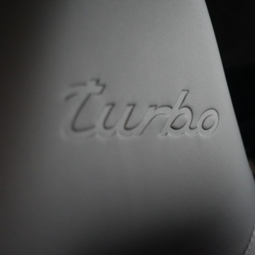ポルシェ 新型パナメーラターボのヘッドレスト