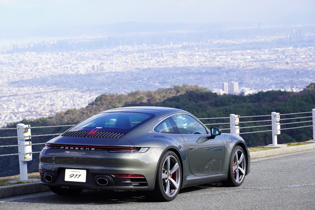 Porsche 911 (992) Carrera 4S Aventurin Grün Metallic