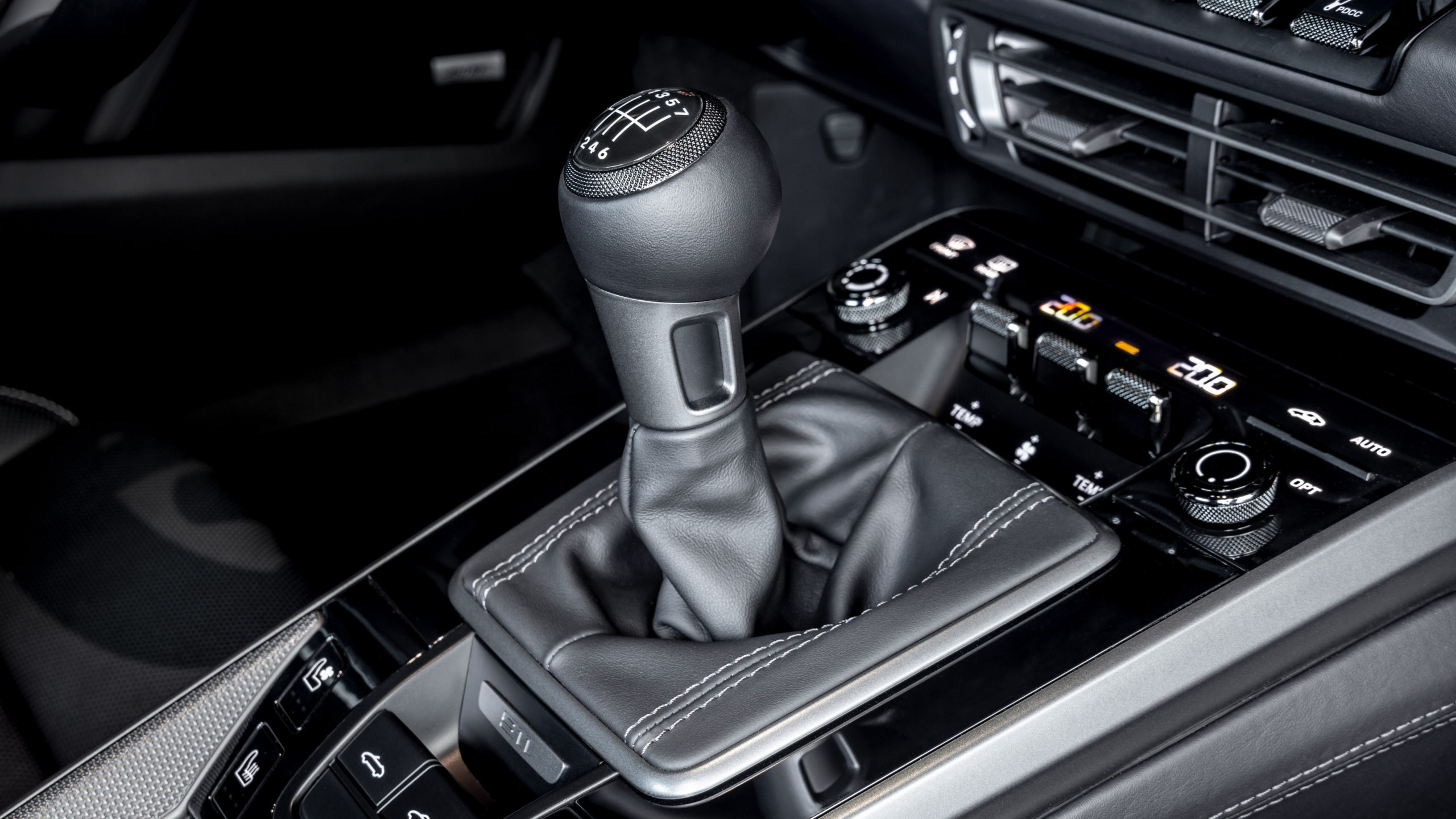 新型ポルシェ911（992型）に待望のマニュアル仕様が登場