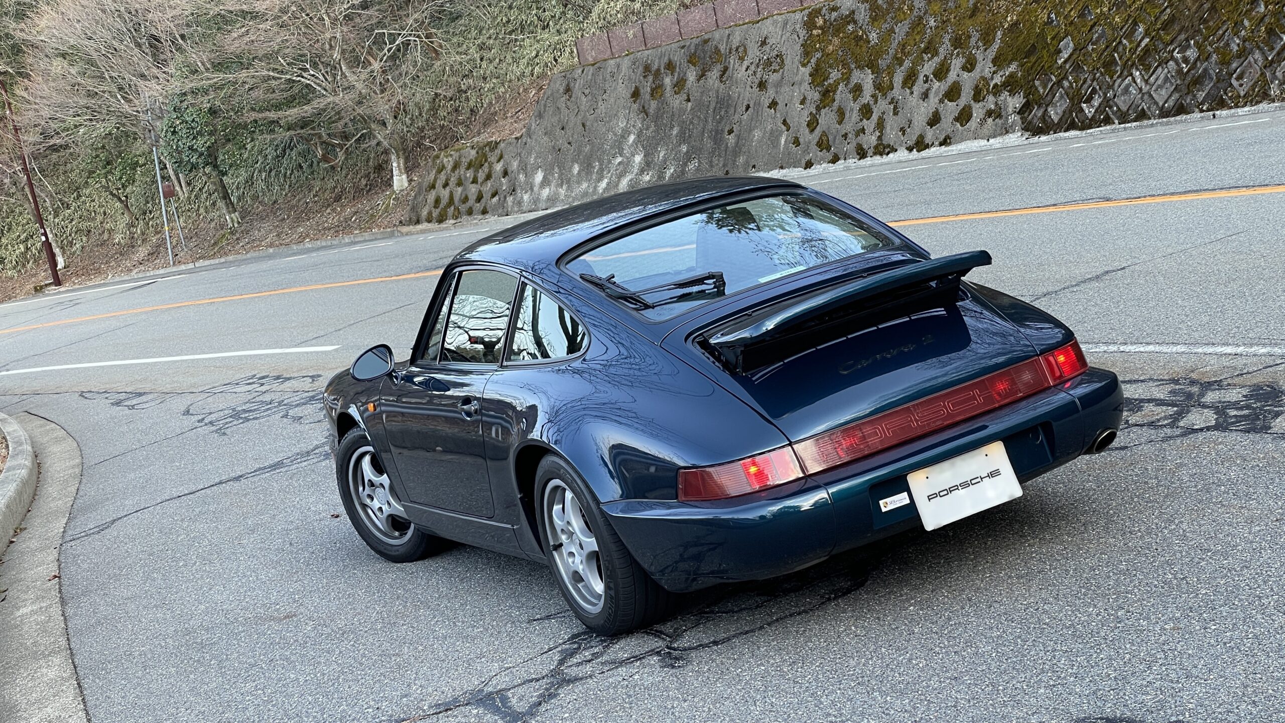 ポルシェ911（空冷964型）のリアスポイラー ウォール（ジャバラ