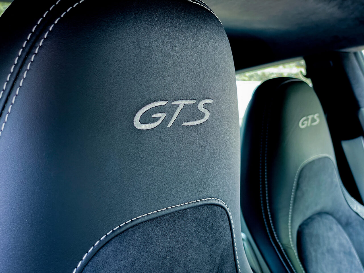 Stickerei auf den Sitzen des Porsche 911 Carrera GTS (991 Facelift)