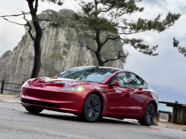 オールシーズンタイヤとテスラ | 車, 木, 岩山, 道路, 屋外, 駐車場, 観光地, TESLA, Model 3, Highland