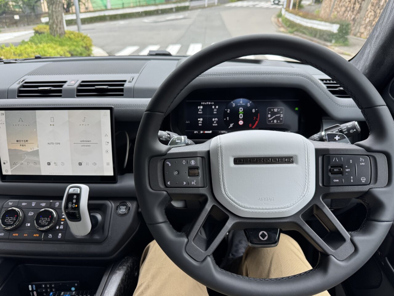 ディフェンダー オクタの運転席