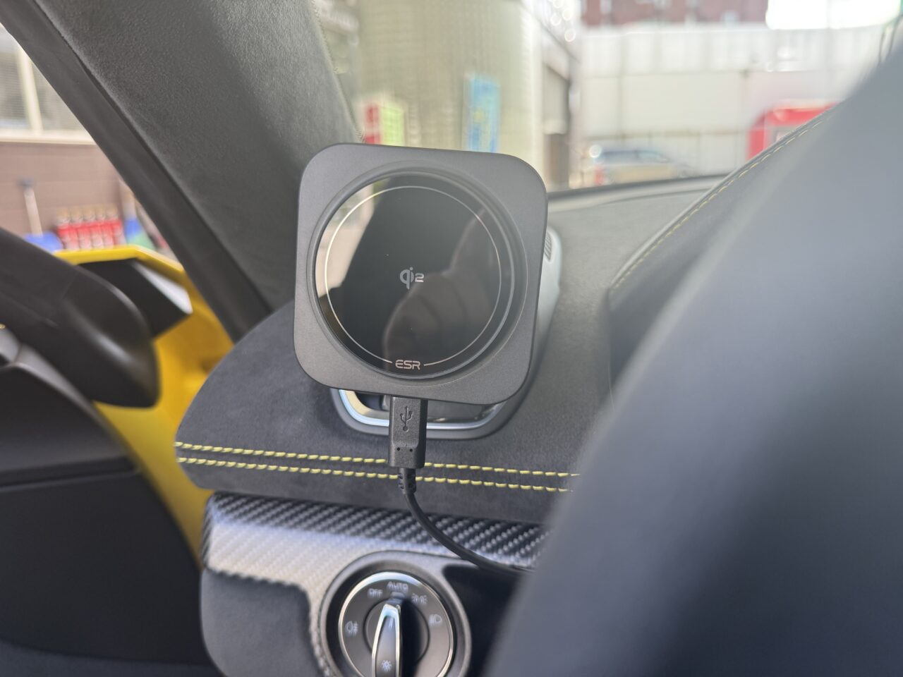718でのワイヤレス充電器