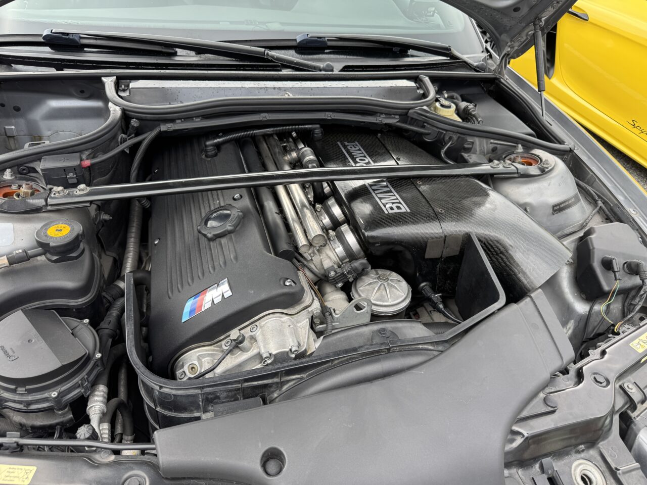 E46 BMW M3 のエンジンルーム