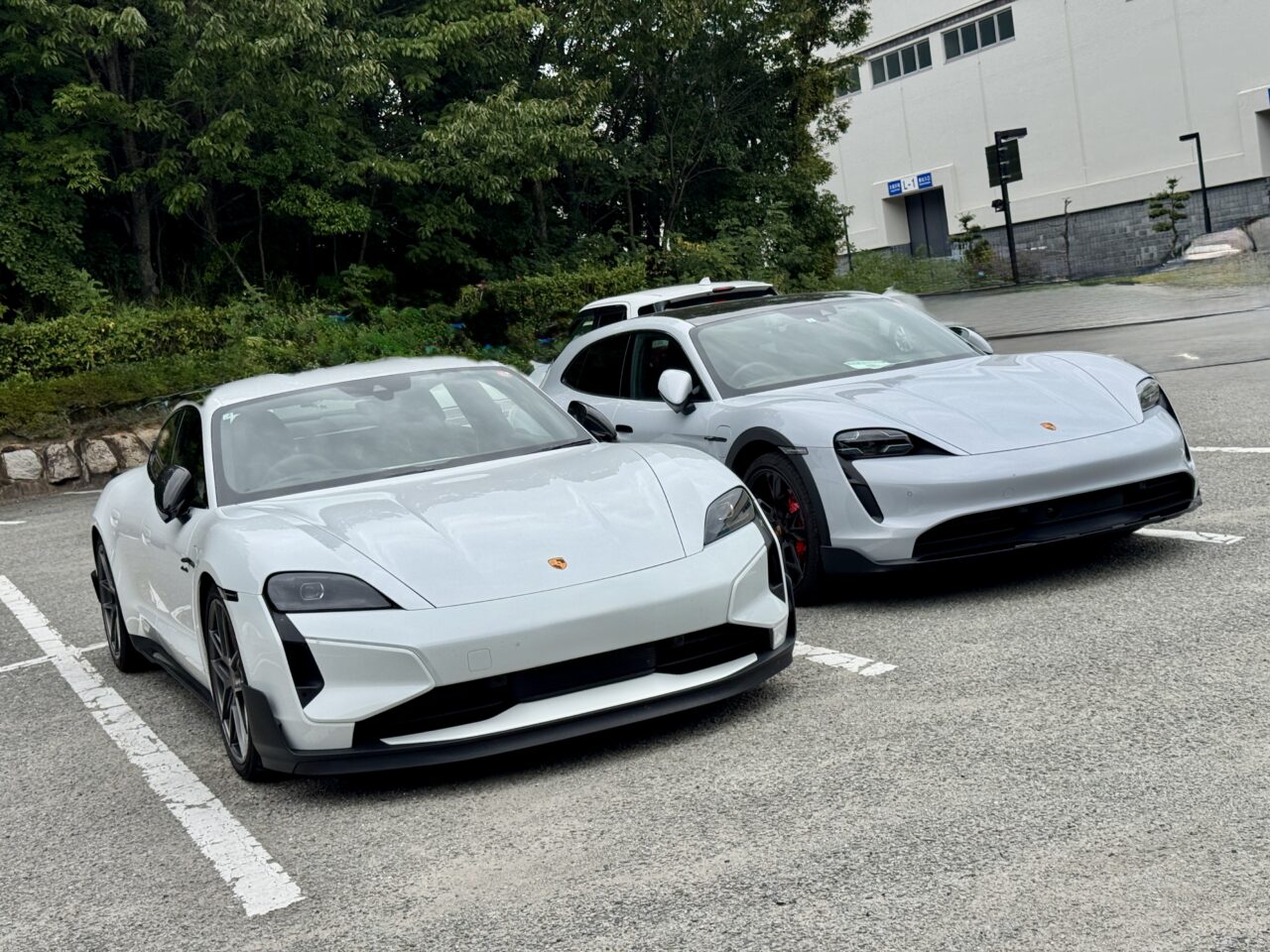 タイカン ターボGTとクロスツーリスモ 4S