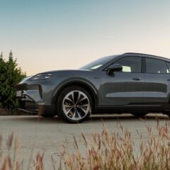 海辺に停まる電動カイエン（Cayenne Electric）のサイドビュー
