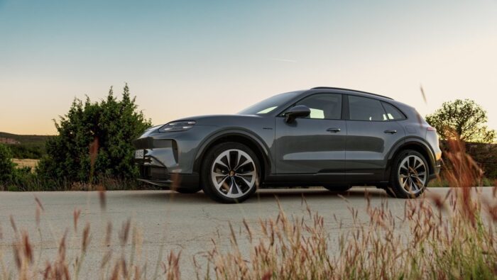 海辺に停まる電動カイエン（Cayenne Electric）のサイドビュー